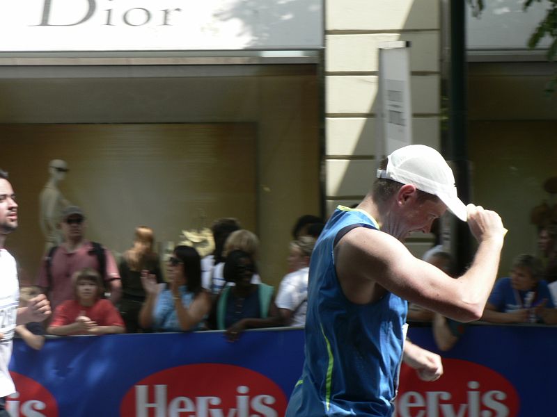Maraton09 191.jpg - Už nasazuje čepku a začíná sprintovat.